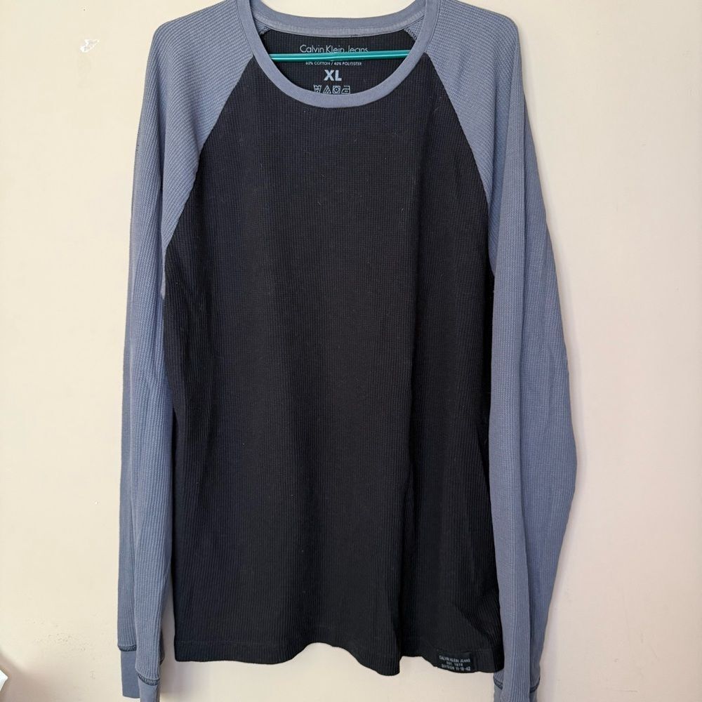 Calvin Klein Men’s Long sleeve waffle Thermal size, extra large. Black and gray.
